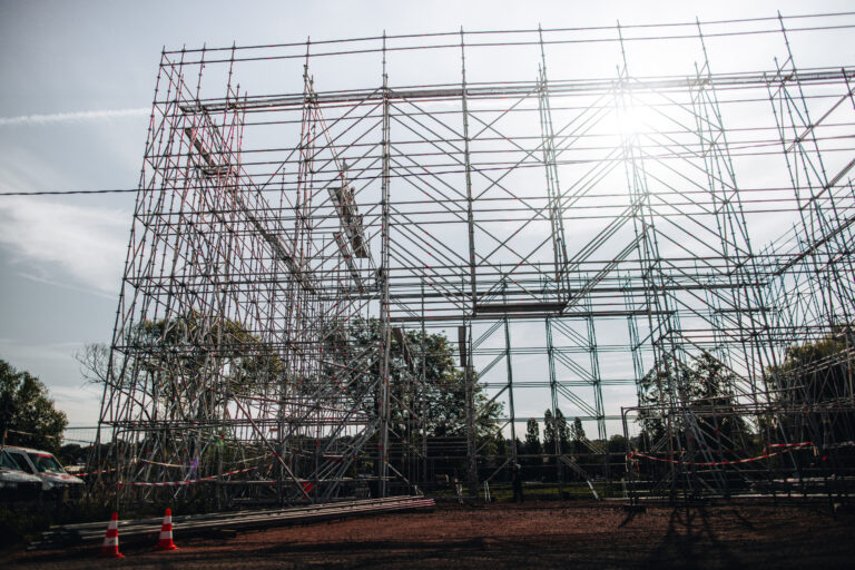 Grande structure de échafaudage métallique extérieure