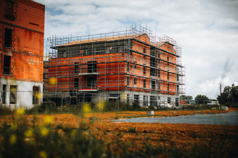 Bâtiment en construction avec échafaudages