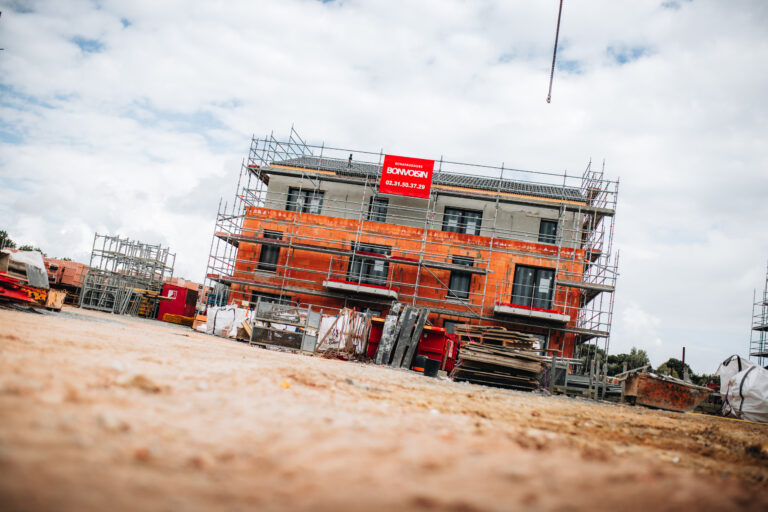 Chantier de construction avec échafaudages et matériaux