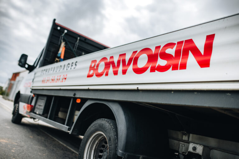 Camion Bonvoisin avec logo rouge