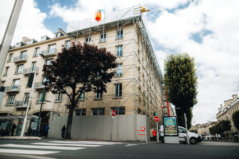 Immeuble en rénovation avec échafaudages en ville