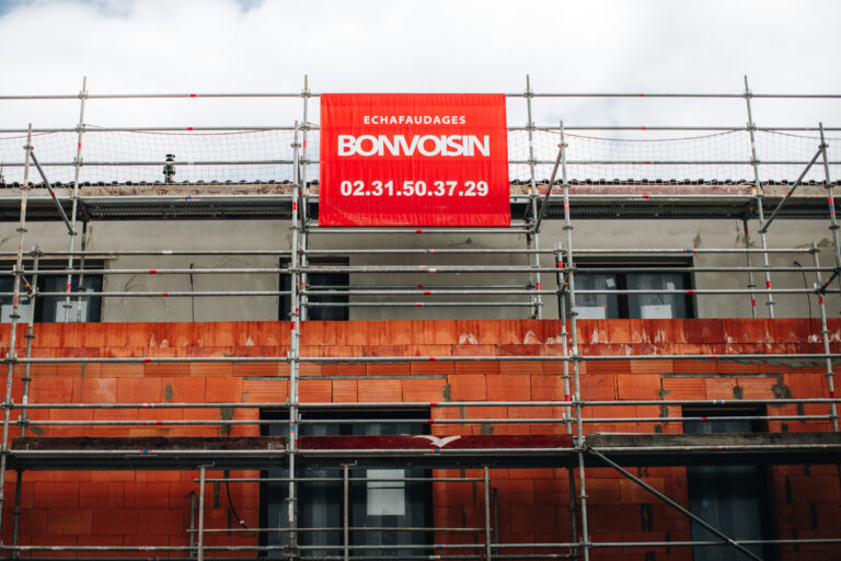 Échafaudage avec bannière Bonvoisin sur immeuble
