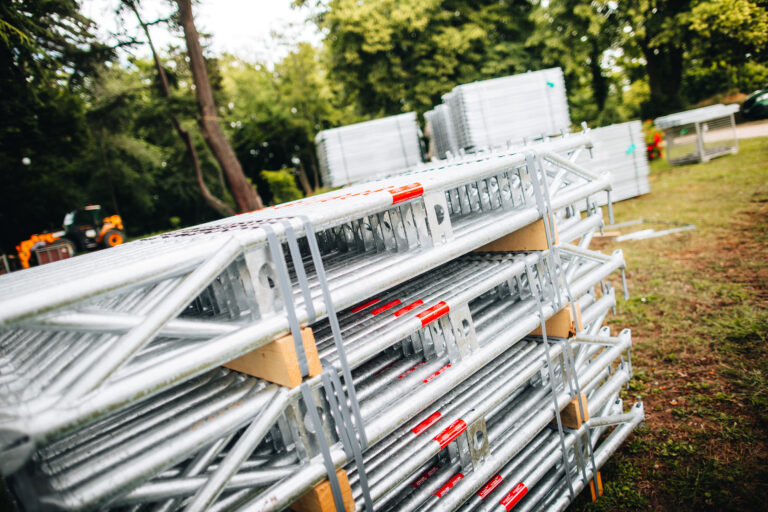 Échafaudages en métal empilés dans un parc